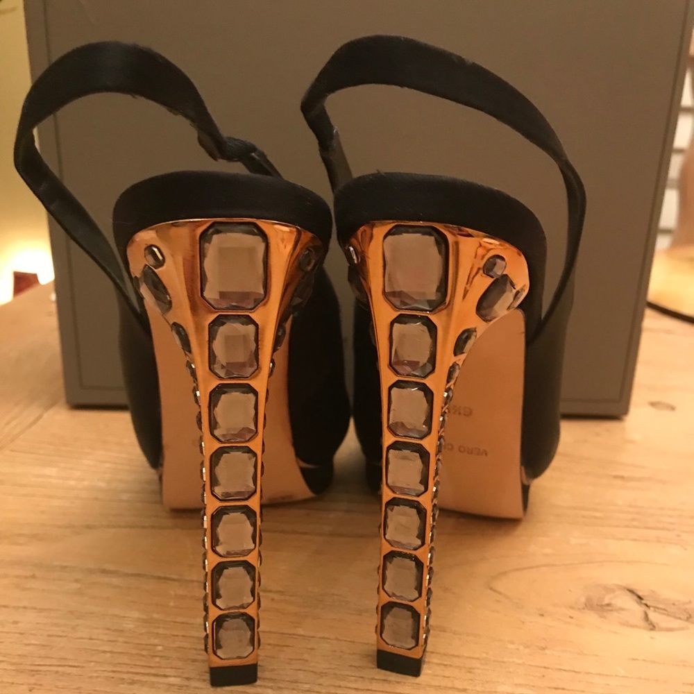 BCBG neverworn shoe
